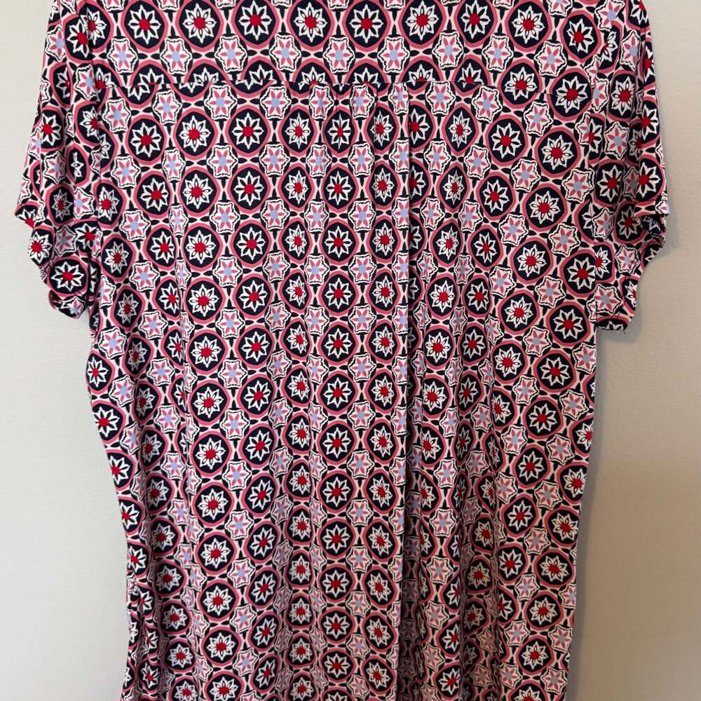 Westport Women's Pink and Red Geometric Pattern V-Neck Pleated Front Short Sleev - Picture 3 of 3